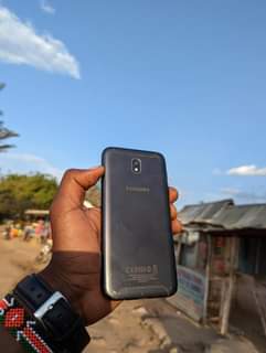 A picture of Samsung J7 Pro 32GB BEI 170 000 SIMU IPO CLEAN