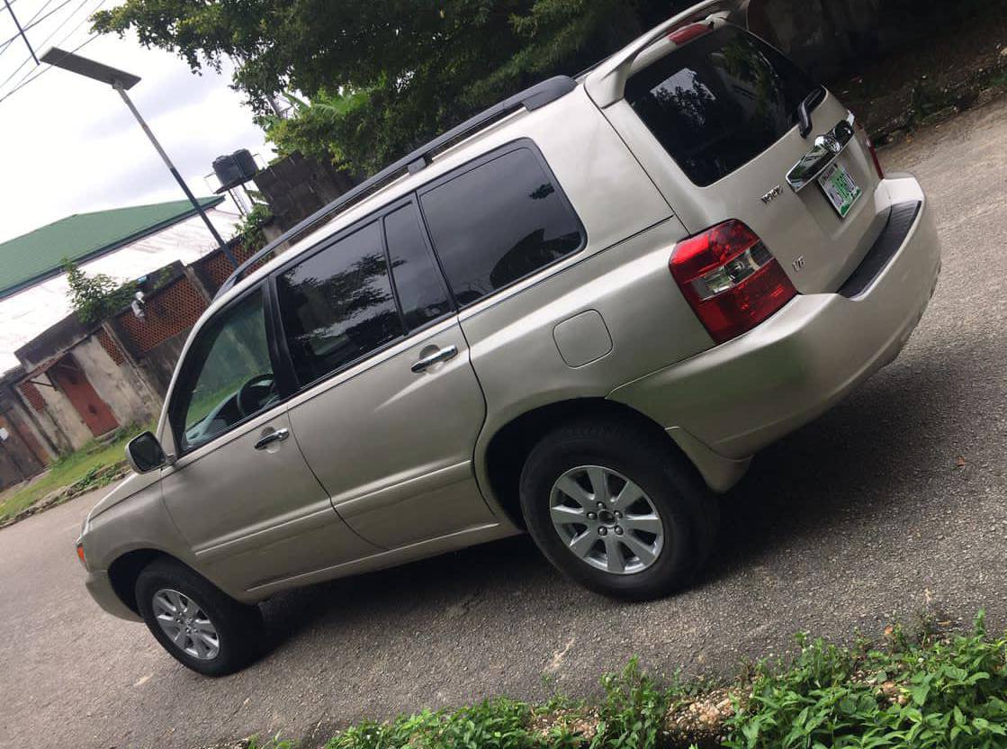 A picture of 2003 TOYOTA HIGHLANDER super sharp smooth ride 