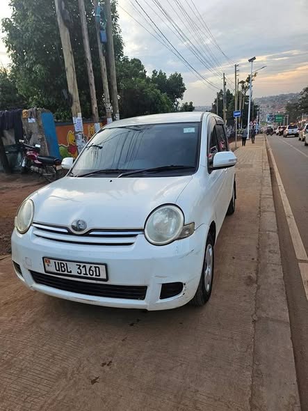 A picture of Toyota Sienta 2007 on sale