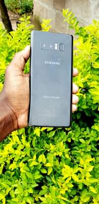 A picture of Samsung galaxy Note 8 Gb 64 ram 6 Ina crack