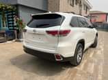 A picture of 2015 Highlander LE toks first body and accident free sparkling