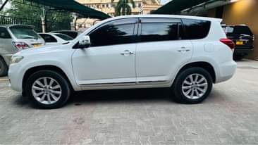 A picture of Toyota Vanguard 2011 model for sale