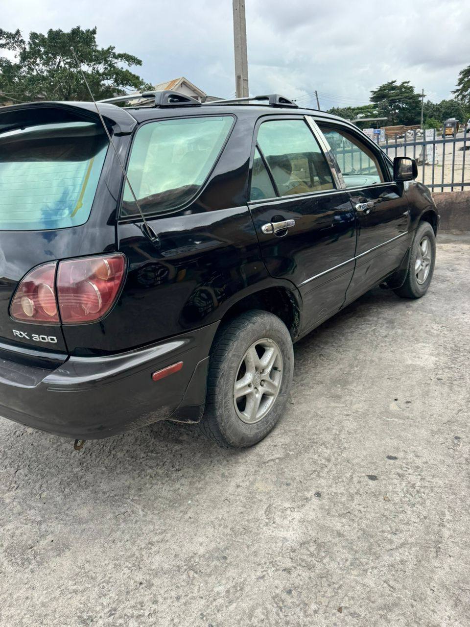 A picture of 2000 rx300 first body engr gear ac working perfectly buy