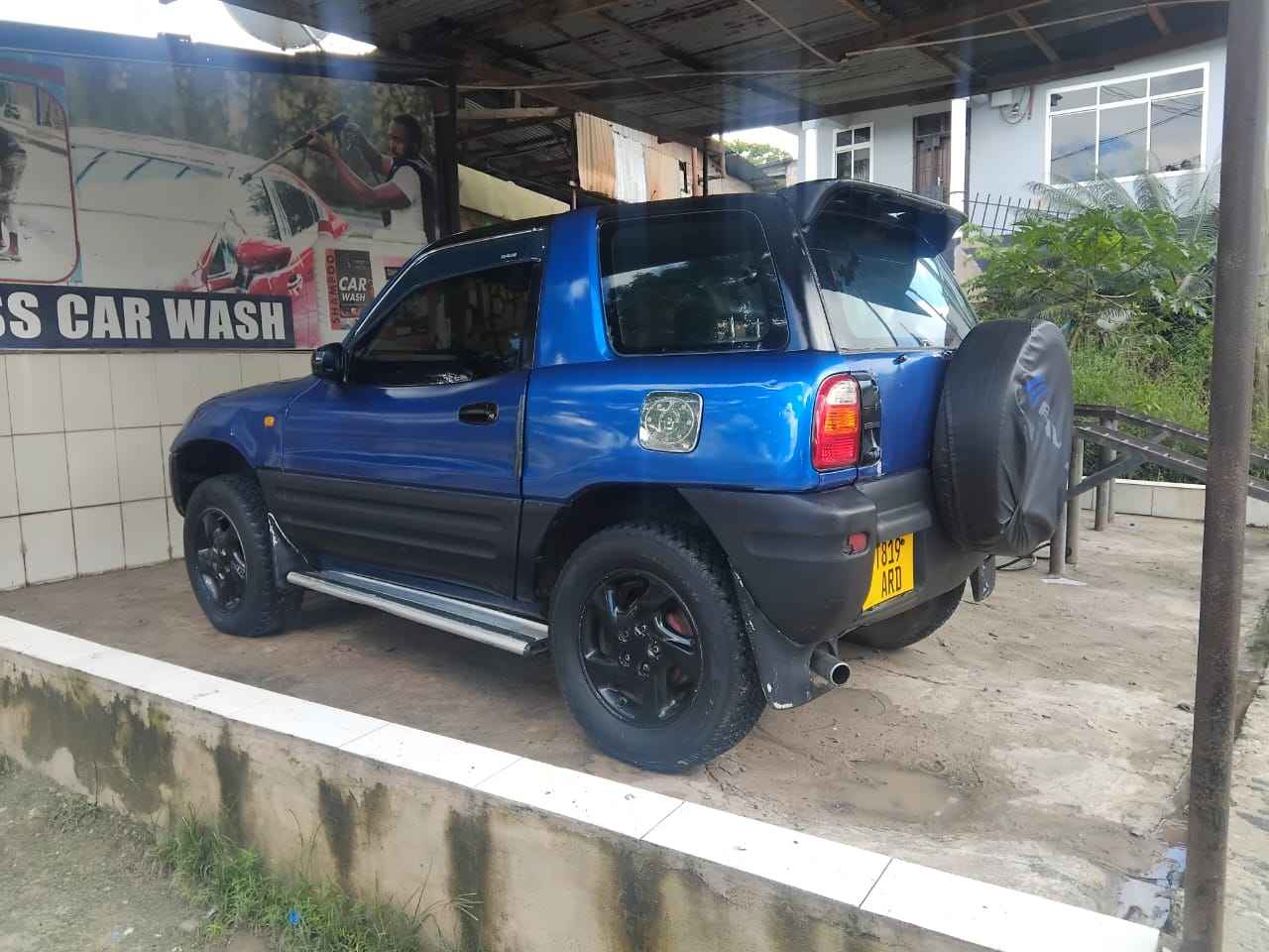 A picture of Rav4 short
