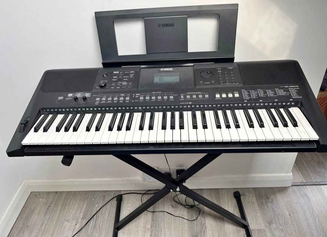 A picture of Yamaha psr e463 keyboard piano