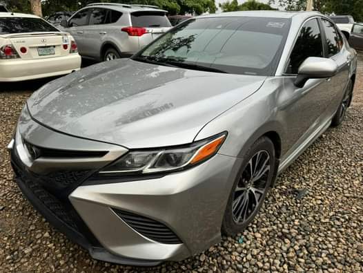 A picture of Slightly used 2020 Toyota Camry SE 22m net price Abuja