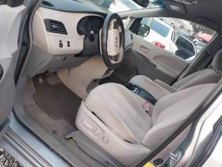 A picture of Toyota sienna model 2013