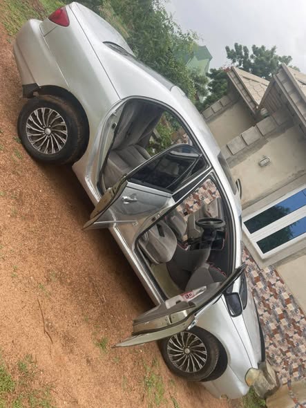 A picture of Toyota Corolla LE 04