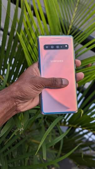 A picture of SAMSUNG GALAXY S10