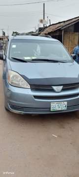 A picture of Toyota Sienna 2005 model