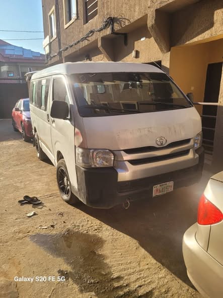 A picture of Toyota bus Hummer 2