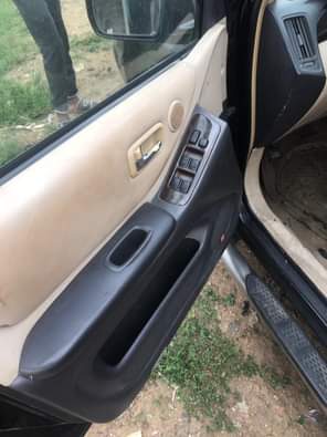 A picture of Toyota Highlander 2003 model 2 rows Engine is good Gear