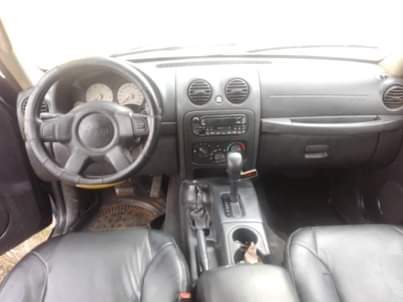 A picture of Jeep liberty 2005 untampered engine and gear chilling a c