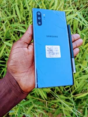 A picture of Samsung Galaxy note 10 plus krek sehm ya kat kdg