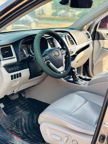 A picture of TOYOTA HIGHLANDER XLE 2018