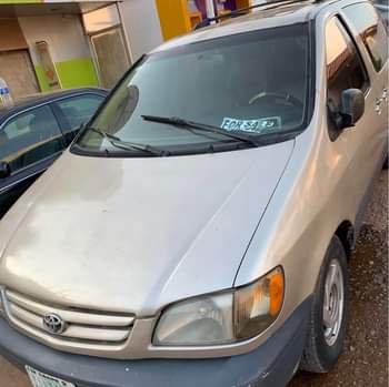 A picture of Toyota sienna for sale perfect engine and gear selection interior