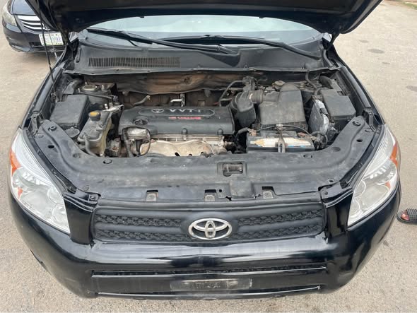 A picture of Neatly Used Toyota Rav 4 2007 4 Plugs Engine Gear