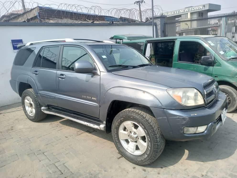 A picture of 2004 Toyota 4RUNNER