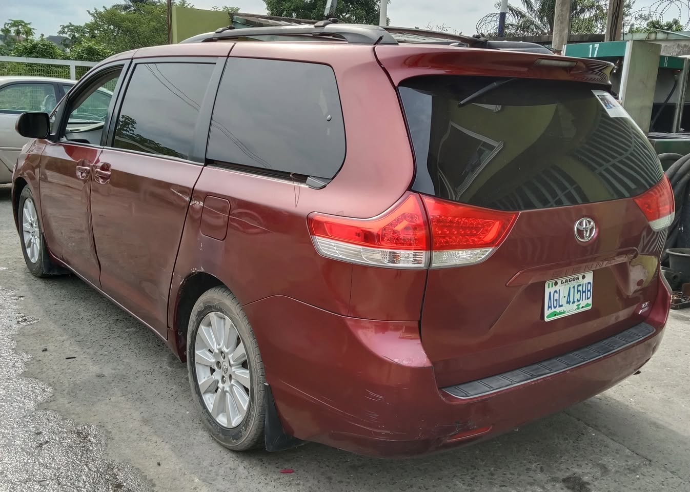 A picture of Toyota Sienna 2011 model