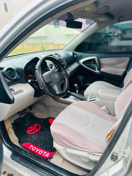 A picture of SHARP FOREIGN USED TOYOTA RAV4