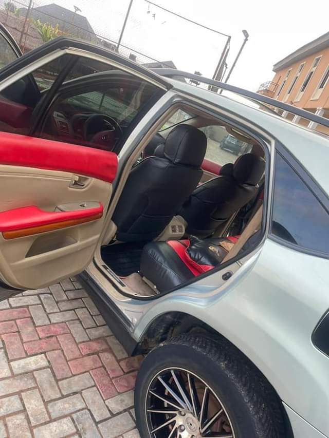 A picture of Neatly first used Lexus Rx330 2005 model with leather interior