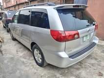 A picture of Toyota Sienna 2006