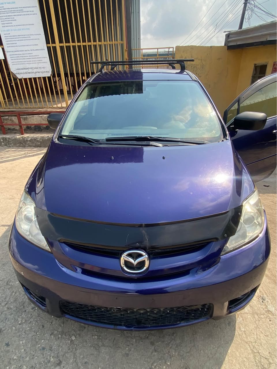 A picture of 08 Mazda 5 mini van