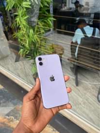 A picture of Iphone 11 plain 64gb