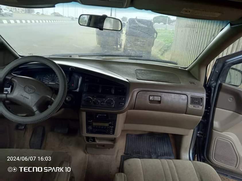 A picture of Toks 2002 Toyota sienna with ac engine and gear untouched