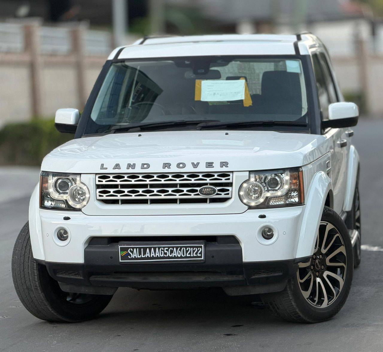 A picture of LAND ROVER DISCOVERY 4