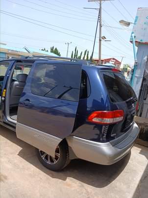 A picture of 2002 toyota sienna