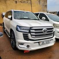 A picture of TOYOTA LAND CRUISER V8