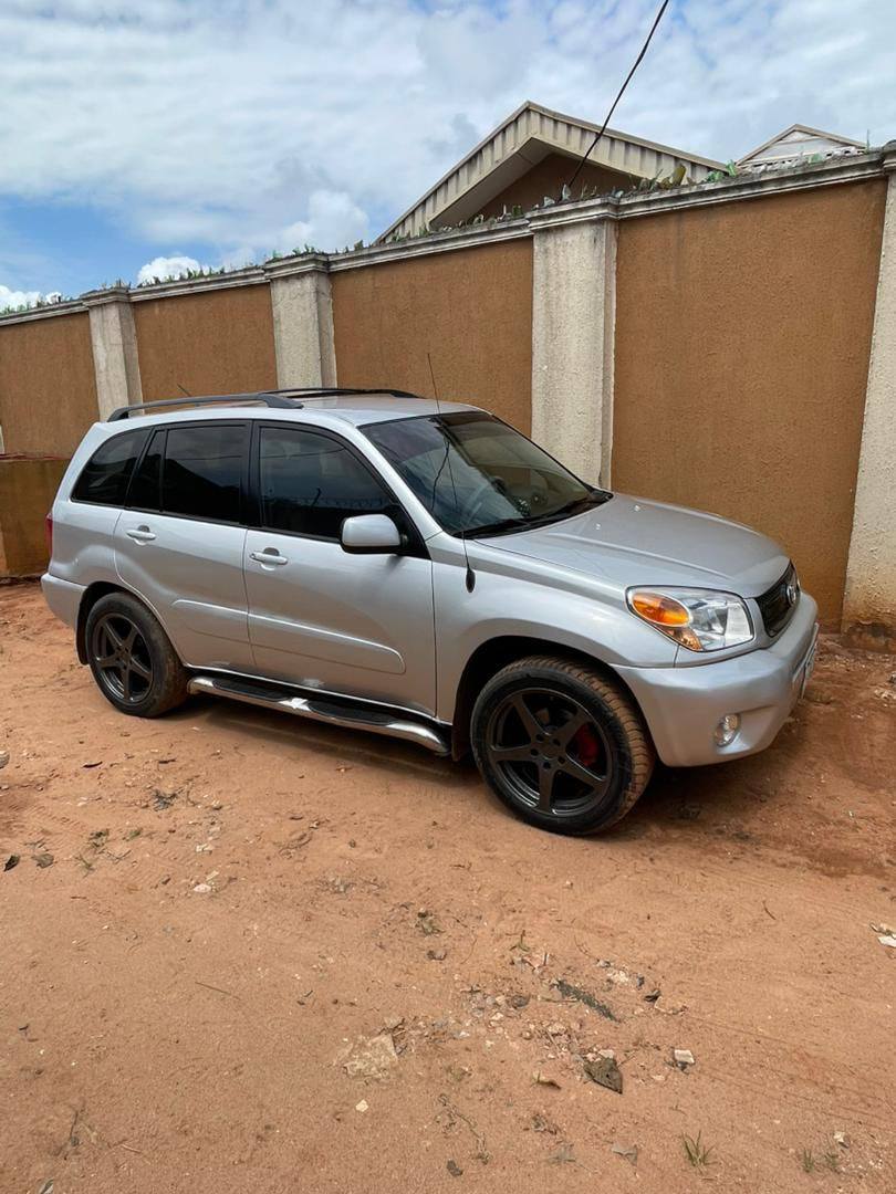 A picture of Toyota RAV4 2004 2005 model