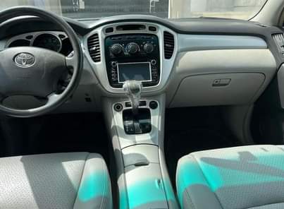 A picture of 2006 model TOYOTA HIGHLANDER Extremely Clean Silver interior and silver