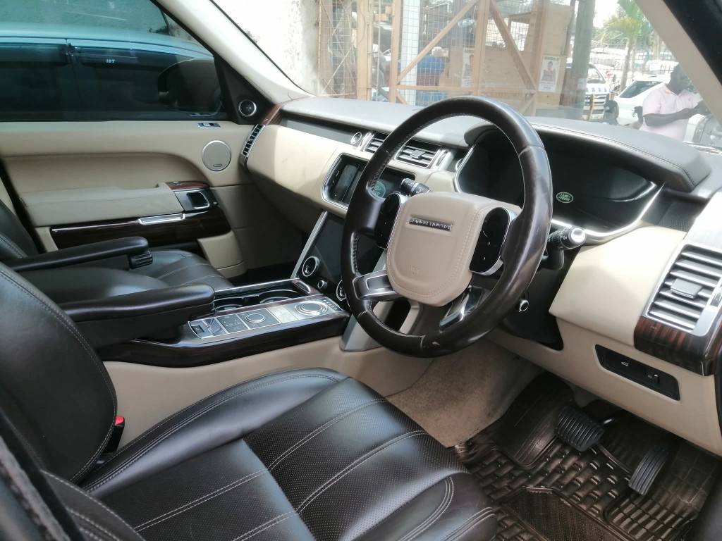 A picture of Range rover model 2015 diesel for sale