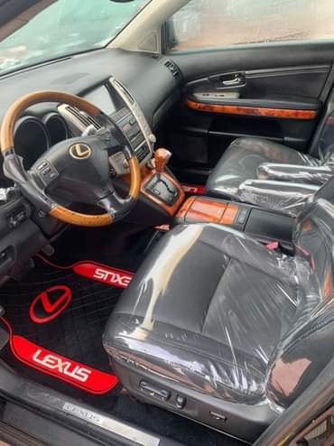 A picture of Over highest grade Lexus RX 330 Everything is intact and