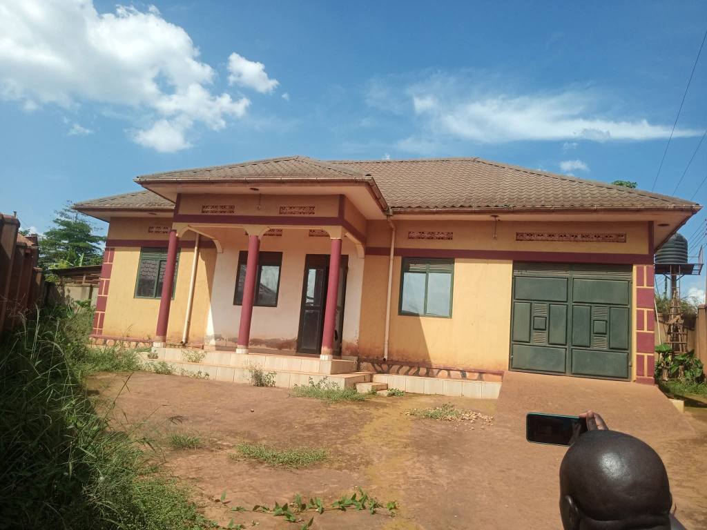 A picture of HOUSE ON QUICK SALE 85MILLIONS WITH READY TITLE located At