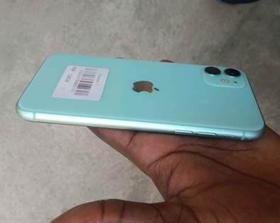 A picture of Iphone 11 128gb