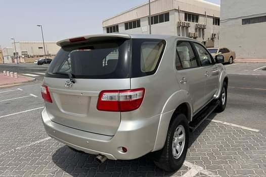 A picture of Toyota Fortuner 2008 gcc V4 watsapp 0551513562