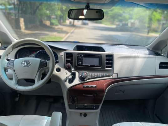A picture of TOYOTA SIENNA XLE 2013