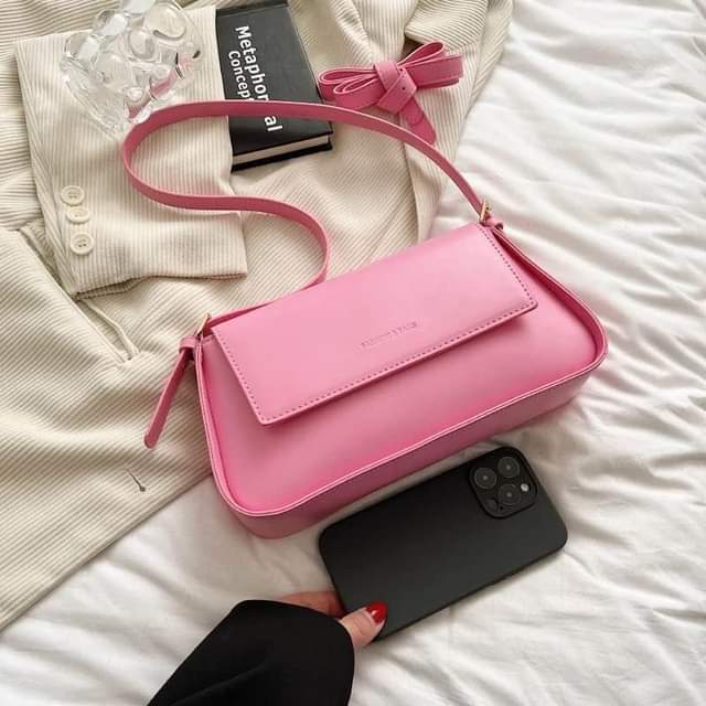 A picture of Messenger leather Crossbody Bag