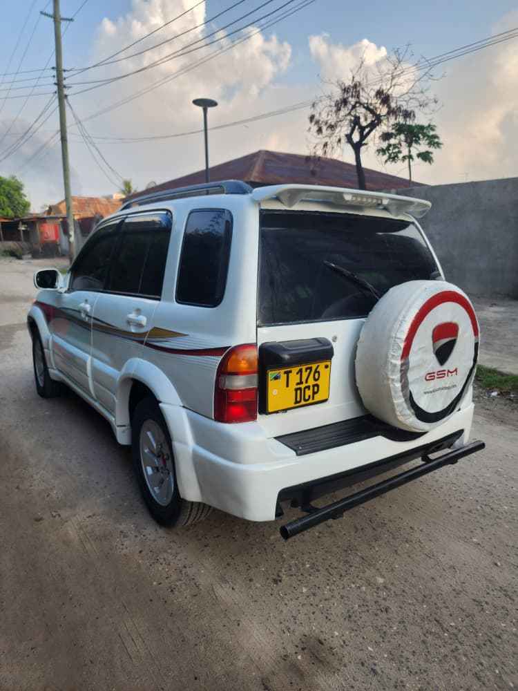 A picture of SUZUKI ESCUDO 6 8