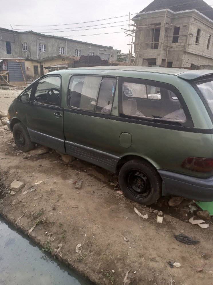 A picture of Toyota previa 02