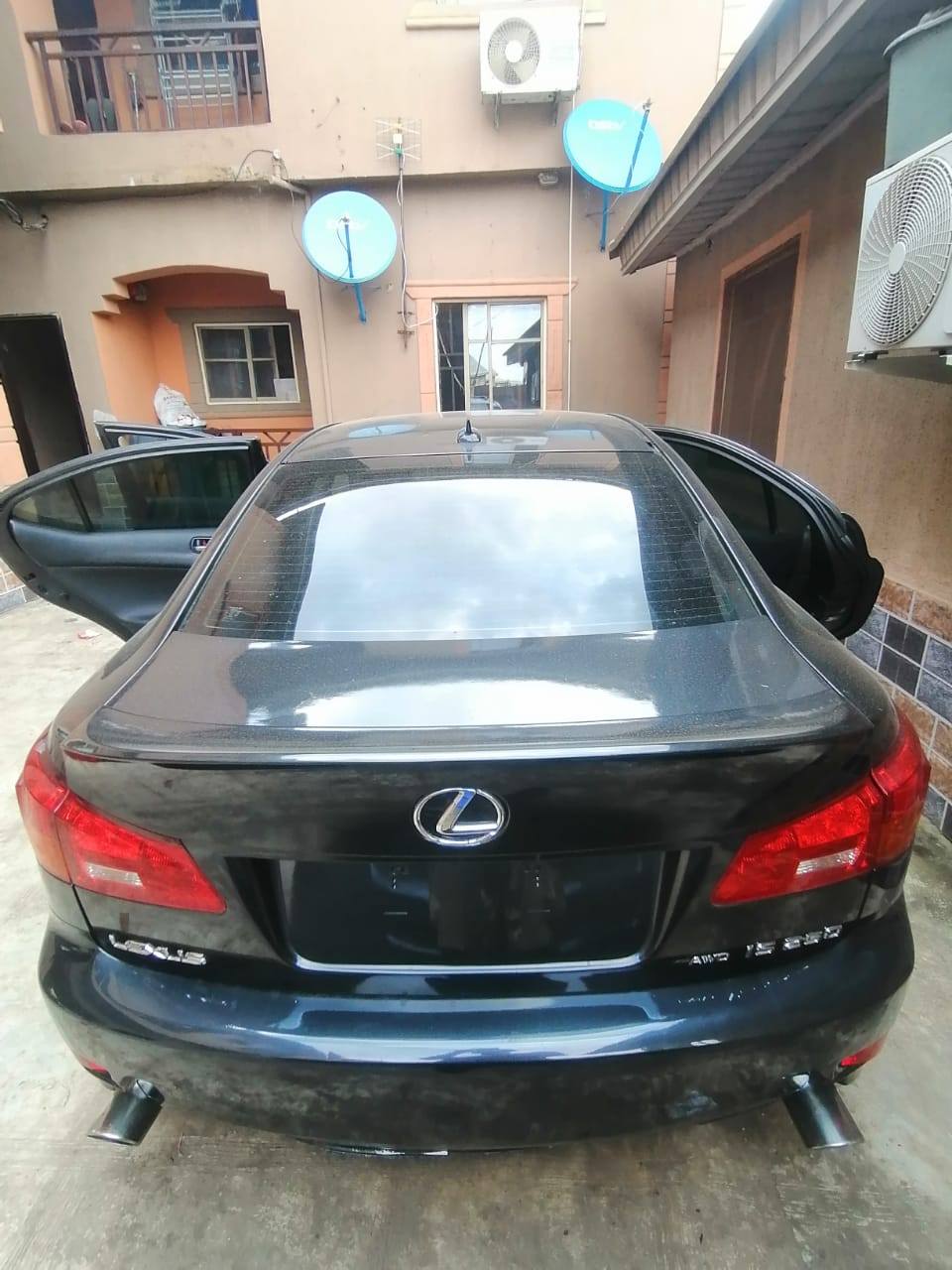 A picture of Lexus is250