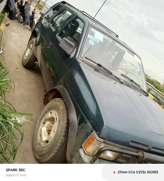 A picture of Nissan Pathfinder first body manual gear with good auxiliary gear
