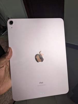 A picture of Ipad air 4 256 icloud locked