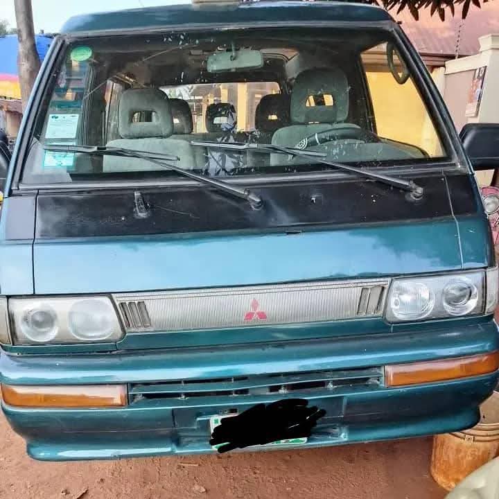 A picture of 2005 Mitsubishi Bus l300