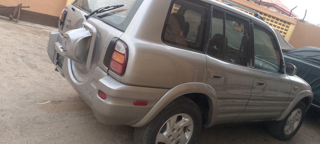 A picture of 2000 Toyota manual rav4