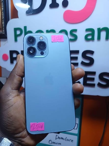 A picture of Iphone 13promax 256gig