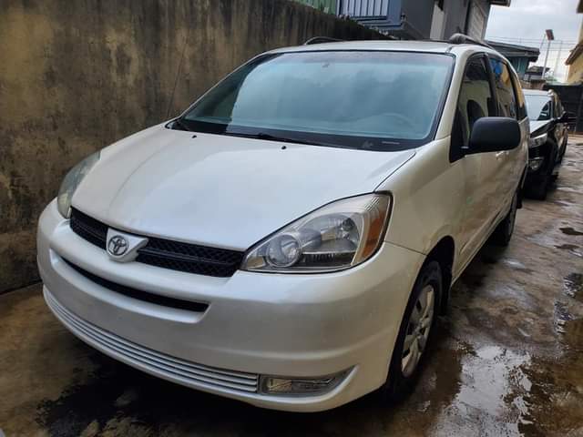 A picture of Toyota sienna 2005 model
